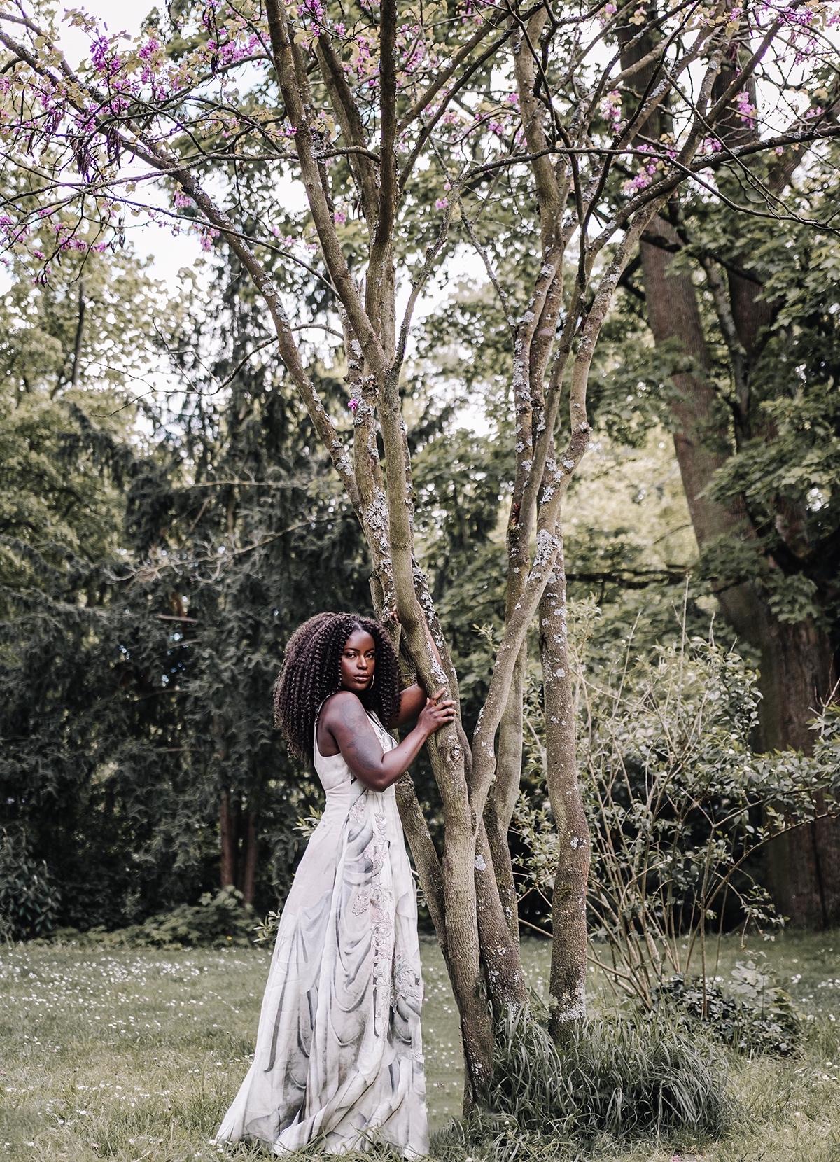 Full body shot next to tree_cissiama